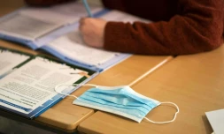 Un masque posé sur la table d'un élÚve de primaire le 29 novembre 2021 à De Bilt, aux Pays-Bas