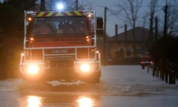 Un camion de pompiers sur une route inondée, le 13 décembre 2019 à Peyrehorade, dans les Landes