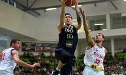L'ailier de l'équipe de France, Paul Lacombe (c), lors du match de qualification à la Coupe du monde 2019 face à la Bulgarie, à Botevgrad, le 13 septembre 2018