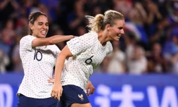Les Françaises Amel Majri (g) et Amandine Henry exultent aprÚs le but de la seconde en prolongation contre le Brésil en 8e de finale du Mondial féminin, le 23 juin 2019 au Havre