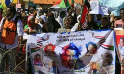Des Soudanais sont rassemblés le 30 décembre 2019 devant un tribunal à Omdourman, près de Khartoum, où étaient jugés des membres des services de renseignements pour la mort d'un manifestant