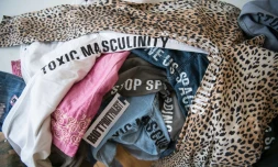 Les "Riot Pants" des militantes féministes Elena Buscaino et Mina Bonakdar le 5 février 2021 à Berlin