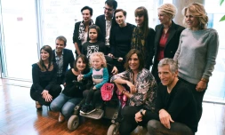 Les présentateurs du Téléthon Sophie Davant (2e D, au 2e rang) et Nagui (D, au 1er rang), et la chanteuse Zazie (2e D au 1er rang), marraine de l'édition, en compagnie d'enfants à Paris, le 8 novembre 2017