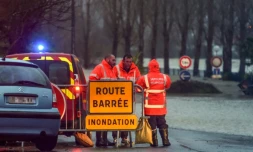 Des pompiers bloquent l'accès à une route inondée, le 13 décembre 2019 à Peyrehorade, dans les Landes