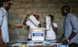 Le dépouillement des bulletins de vote à Freetown, le 24 juin 2023 en Sierra Leone