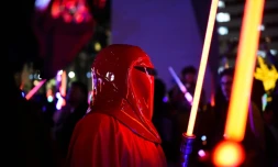 Un fan de Star Wars déguisé en garde impérial, le 18 décembre 2015 à Los Angeles