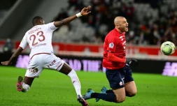 L'attaquant lillois Burak Yilmaz stoppé par le défenseur du FC Metz Boubakar Kouyaté lors du match nul (0-0) à Villeneuve-d'Ascq, le 18 février 2022 