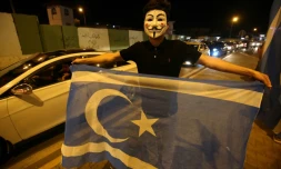 Un Irakien brandit le drapeau turkmène à Kirkouk pour célébrer le 18 octobre 2017 le retour des forces fédérales dans la ville