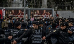 Des policiers déployés lors d'une manifestation d'étudiants en soutien au maire d'Istanbul, le 27 mars 2025 à Istanbul, en Turquie