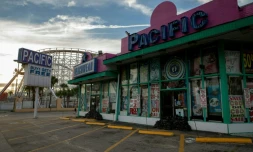 Des sacs de sable devant la porte d'une boutique de Myrtle Beach (Caroline du Sud) le 12 septembre 2018