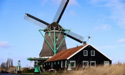 A Zaandam, près d'Amsterdam, "De Kat" est le dernier moulin à vent au monde à utiliser l'énergie éolienne pour transformer des roches en pigments de peinture, comme cela se faisait il y a près de 400 ans