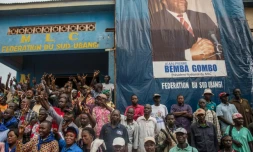 Des partisans de Jean-Pierre Bemba sont rassemblés devant son parti, le MLC, à Gemena, fief familial de l'ancien chef de guerre, le 30 juillet 2018