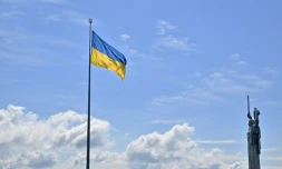 Le drapeau ukrainien flotte à côté du Monument de la Mère Patrie, le 23 août 2025 à Kiev