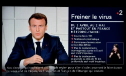 Emmanuel Macron à l'Elysée durant son allocution diffusée sur BFMTV, à Paris le 31 mars 2021