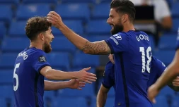 L'attaquant français de Chelsea Olivier Giroud (d) vient d'inscrire l'unique but du match contre Norwich, le 14 juillet 2020 au stade de Stamford Bridge à Londres
