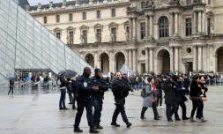 Forces de sécurité déployées le 4 février 2017 à l'entrée du Louvre à Paris