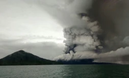 Le volcan Anak Krakatoa en éruption dans le détroit de la Sonde le 26 décembre 2018