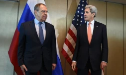Le ministre russe des Affaires étrangÚres, Sergueï Lavrov (g) et le secrétaire d'Etat américain, John Kerry, le 11 février 2016 à Munich