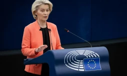La présidente de la Commission européenne Ursula von der Leyen va proposer mercredi des mesures très attendues visant à limiter l'accès des moins de 15 ans aux réseaux sociaux