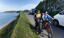 Sur une route de Belle-Île-en-Mer, dans le Morbihan, le 17 avril 2026