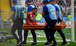 Le défenseur tunisien Syam Ben Youssef sort sur une civière contre la Belgique, le 23 juin 2018 à Moscou