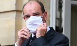 Jean Castex ajuste son masque le 24 août 2020 à Matignon