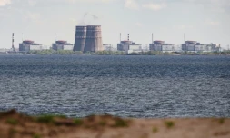 La centrale nucléaire de Zaporijjia, photographiée depuis Nikopol en Ukraine le 27 avril 2022