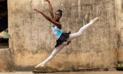 Olamide Olawale s'entraĂźne dans une rue d'Ajangbadi, Ă Lagos, le 3 juillet 2020