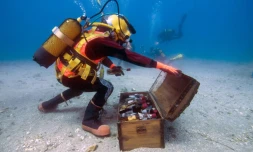 Un scaphandrier vient choisir des bouteilles de vins dans un coffre immergé à 40 m sous l'eau en Méditerranée au large de Saint-Mandrier le 15 mai 2017
