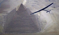 Solar Impulse 2, piloté par André Borschberg, vole au dessus des pyramides de Gizeh le 13 juillet 2016 en Egypte