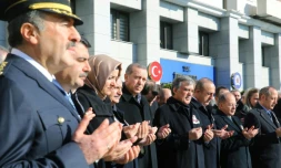 La ministre turque de la Famille, Fatma Betül Sayan Kaya (3ème G) lors d'une cérémonie en hommage aux victimes d'une attaque terroriste, le 11 décembre 2016 à Ankara
