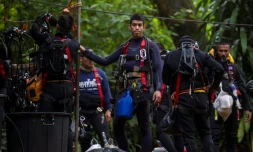 Des plongeurs thaïlandais poursuivent les opérations pour libérer les 12 enfants et leur entraîneur de la grotte dans laquelle ils sont coincés depuis plus d'une semaine, le 5 juillet 2018, à Mae Sai, en Thaïlande