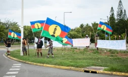 Des militants indépendantistes manifestent leur soutien aux responsables kanak interpellés, le 22 juin 2024 à Nouméa