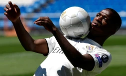 Le jeune footballeur prodige brésilien Vinicius Junior arrive au Real Madrid et est officiellement présenté au stade Santiago Bernabeu de Madrid le 20 juillet 2018 