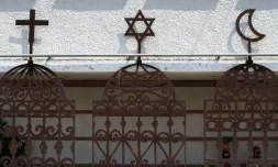 La croix, l'étoile de David et le croissant, symboles des trois religions monothéistes, le christianisme, le judaïsme et l'islam