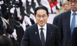 Le Premier ministre japonais Fumio Kishida arrive à la base aérienne de Seongnam, à Séoul, le 7 mai 2023 en Corée du Sud