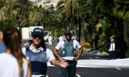 Des policiers sur le promenade des Anglais au lendemain de l'attentat qui a fait 86 morts, le 15 juillet 2016 à Nice