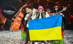 Des membres du groupe ukrainien Kalush Orchestra posent sur scène après leur victoire au concours Eurovision de la chanson à Turin (nord de l'Italie), le 14 mai 2022