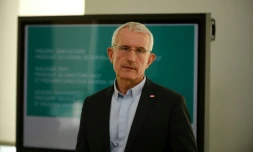 Le président du directoire de la SNCF, Guillaume Pepy, annonce un bénéfice net de 377 millions d'euros hors dépréciations, lors d'un point presse à La Plaine-Saint-Denis en Seine-Saint-Denis le 11 mars 2016