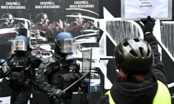 Un manifestant face aux forces de l'ordre lors de la manifestation contre la loi Sécurité globale, le 5 décembre 2020 à Paris