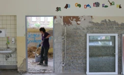 Un volontaire effectue des réparations dans une école élementaire endommagée par les inondations catastrophiques à Dernau, en Allemagne, le 31 aoput 2021