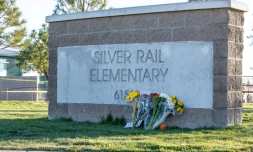 Des fleurs dĂ©posĂ©es au lendemain dâune fusillade survenue Ă lâĂ©cole primaire Silver Rail, Ă Bend, le 16 octobre 2026 dans l'Oregon