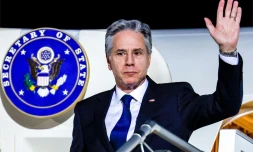 Le secrétaire d'Etat américain Antony Blinken salue de la main à son arrivée à Abu Dhabi le 7 janvier 2024, lors de son voyage d'une semaine visant à apaiser les tensions au Moyen-Orient