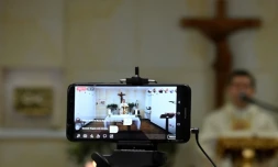 Un prêtre célèbre une messe en ligne à Bogota, le 9 avril 2020 en Colombie