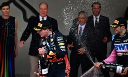 Max Verstappen, vainqueur, et Esteban Ocon, 3e, sur le podium du Grand Prix de Monaco de F1, samedi 28 mai 2023