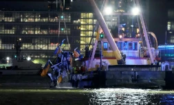 L'épave d'un hélicoptère sortie de l'eau après un crash dans le fleuve Hudson, le 10 avril 2025 à Jersey City, dans le New Jersey