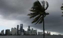 Des nuages noirs alors que l'ouragan Isaias se rapproche de la Floride aprÚs avoir frappé les Bahamas, le 01 août 2020, à Miami en Floride