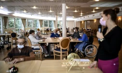 Des résidents de l'Ehpad La résidence de l'Abbaye à Saint-Maur-des-Fossés, prÚs de Paris, jouent au bingo le 22 mars 2021