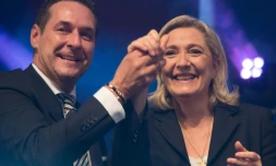 Le leader du FPO autrichien Heinz-Christian Strache (à gauche) et Marine Le Pen posent à Voesendorf en Autriche le 17 juin 2016