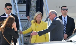 La Première dame américaine Jill Biden (en jaune) reçue à l'aéroport d'Orly, en banlieue parisienne, le 24 juillet 2023